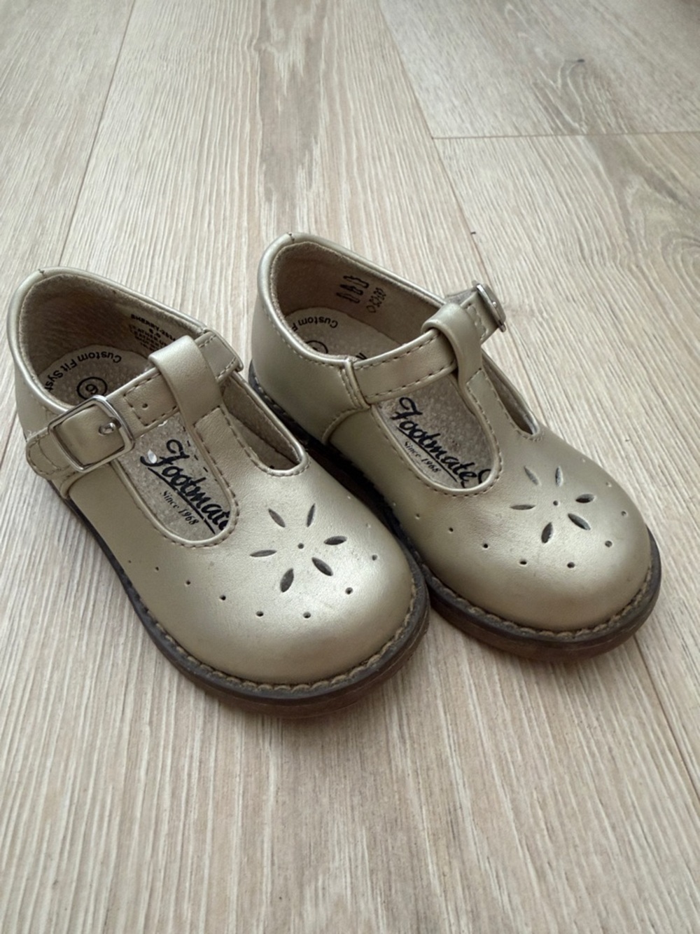 FootMates Girls Gold T-Strap Mary Jane Shoes